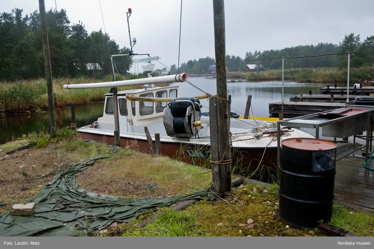 Runnö. Småland. Fiskeredskap. Tinor. Båtar. Fritidshus. Väderkvarn.  2010