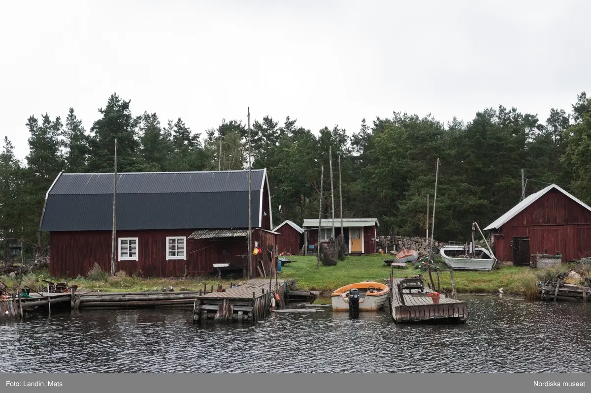 Runnö. Småland. Fiskeredskap. Tinor. Båtar. Fritidshus. Väderkvarn.  2010
