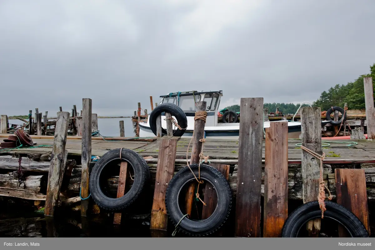 Runnö. Småland. Fiskeredskap. Tinor. Båtar. Fritidshus. Väderkvarn.  2010