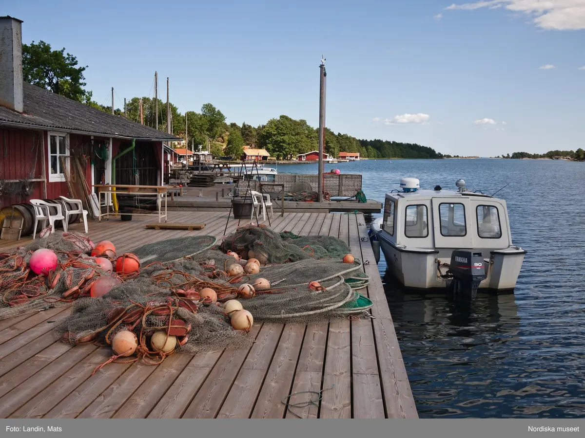 Vinö. Småland. Hans Källgrens brygga och rökeri på ön Vinö.