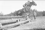 Skövde fältrittklubbs vårtävlingar. Troligen fälttävlans terrängritt i terrängen söder Sandfältet (södra fältet).