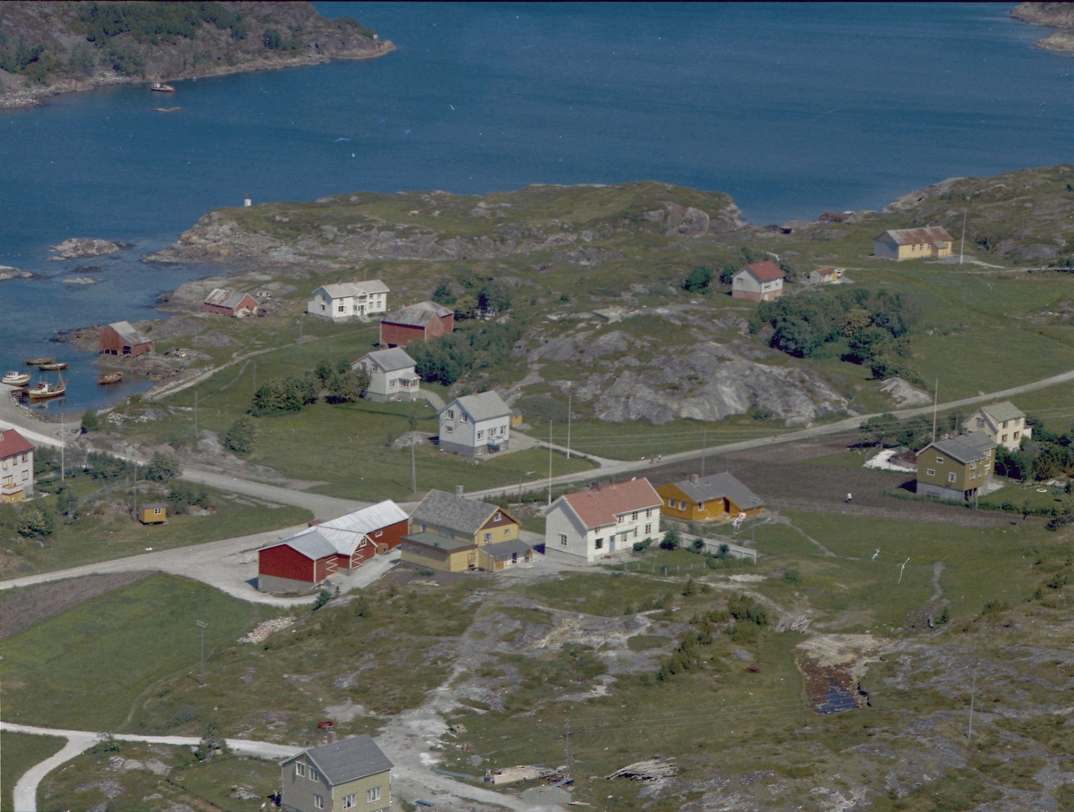 Kvenvær, gårdsbruk, grendahus og bolighus.