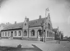 Konsul Gustav Smiths handelsgård i korsningen Algatan-Österbrogatan i kv Valfisken större. Här hade han bostad och kontor. Gården revs 1923. Här byggdes sedan Skytts sparbank.