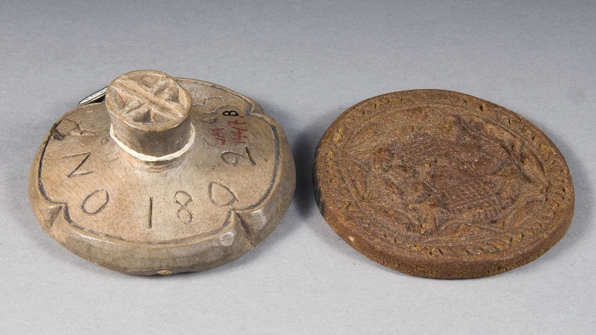 Messmörsstämpel av trä. På ovansidan initialerna BJD och årtal: ano 1802.