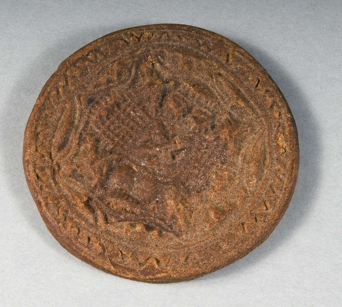 Messmörsstämpel av trä. På ovansidan initialerna BJD och årtal: ano 1802.