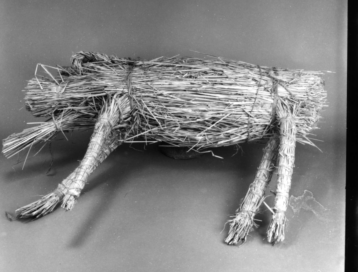 Julbock, enkelt bunden av halm. Flätade horn, flätad svans.
