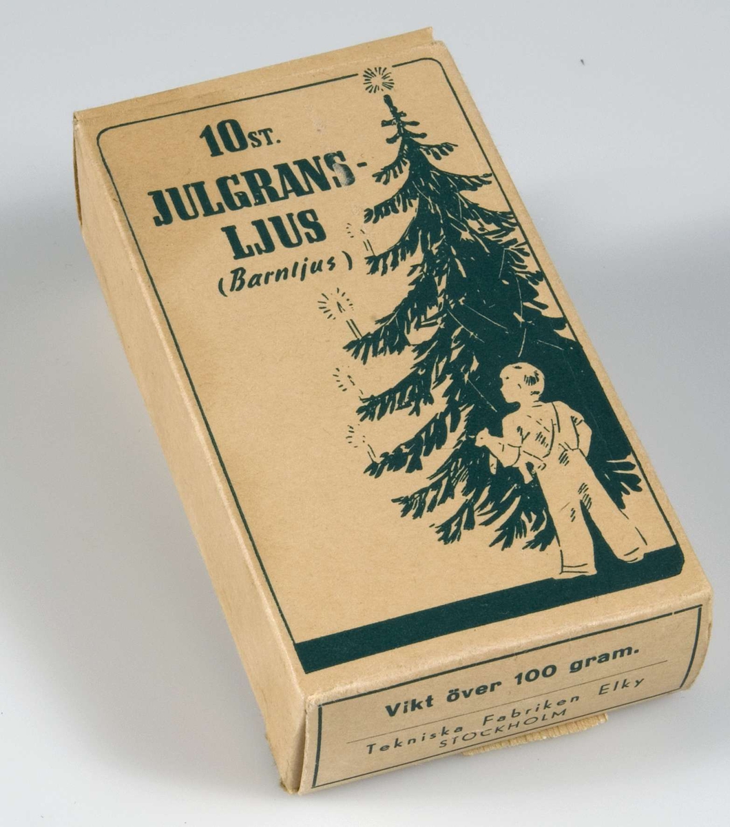 Två kartonger av brunbeige papp med grönt tryck, bild av julgran och ett barn och text: 10 st JULGRANSLJUS, (Barnljus), Tekniska Fabriken Elky, Stockholm. Innehåller 10 gulvita stearinljus. 