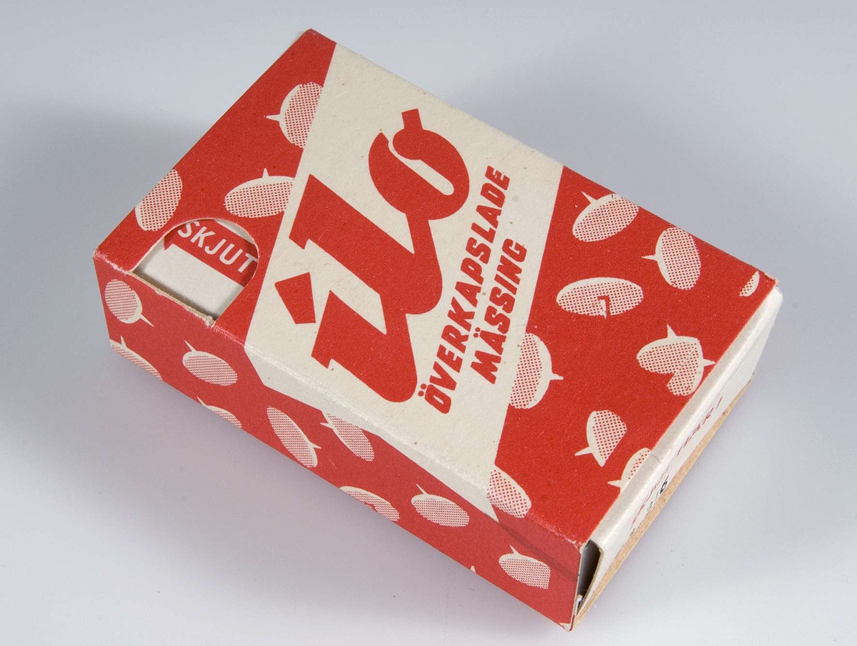 Skjutask av vit och röd papp med text: ilo, överkapslade, mässing, kvalitetsstiftet ilo, packat i praktisk "sparförpackning" till nytta för hem, kontor och ritsalar. Rosendahls fabriker AB, Filipstad.
Innehåller häftstift av mässing, se UM22316b.