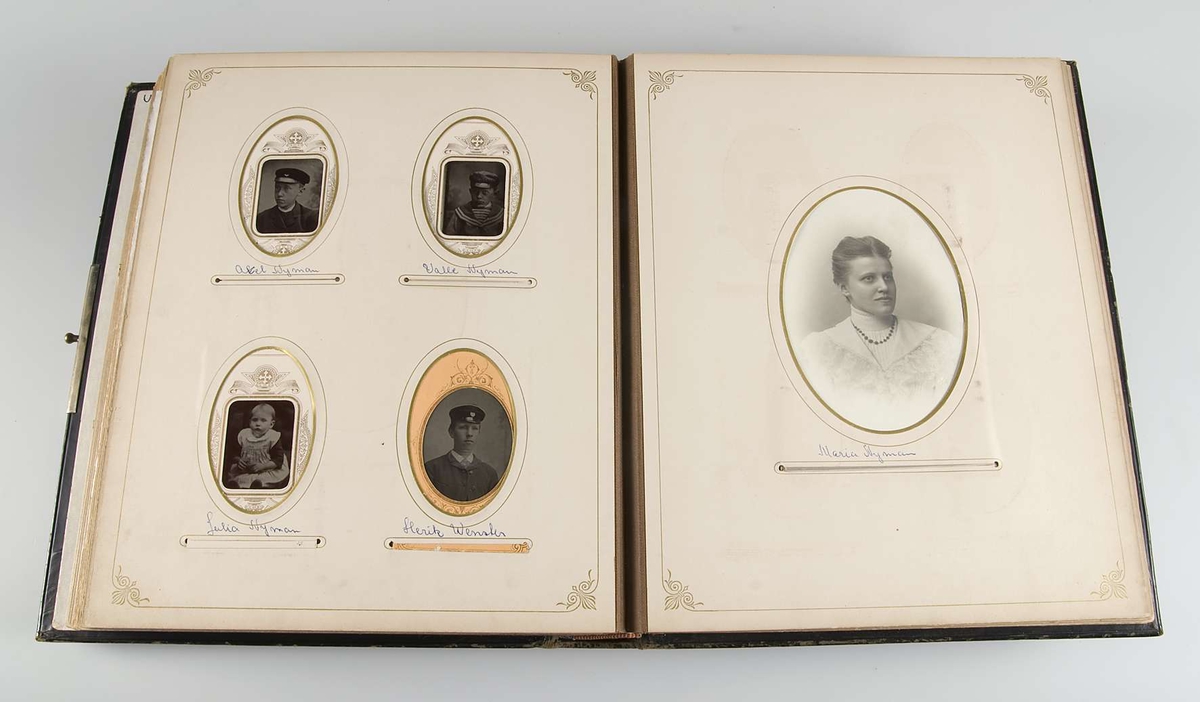 Albumet innehåller porträttfotografier, främst på personer i släkten Nyman. Förutom släkten Nyman finns fotografier på bland annat konstnären Manne Ihran, Albin Widerbäck och Henrik Wenster.