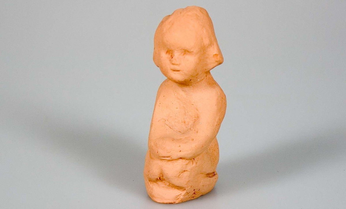 Tjugo lergodsfigurer till julkrubba. De flesta figurerna är märkta B-4252.
I gruppen ingår Maria med Jesusbarnet, Josef, tre vise män, herdar, människor med gåvor, änglar, får, en elefant och en kamel. Elefanten är till skillnad från de andra figurerna obränd. De flesta figurerna är målade. Maria med Jesusbarnet är målad i blått, rosa-lila och guld. De tre vise männen är målade i bland annat guld, grönt, blått och gult. Övriga figurer har en mer sober färgskala.
Figurerna har varierande mått. Den längste av de tre vise männen är 20,5 cm hög. De små änglarna är bara 8,5 cm höga.
