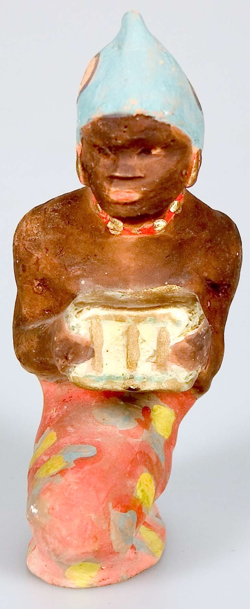Tjugo lergodsfigurer till julkrubba. De flesta figurerna är märkta B-4252.
I gruppen ingår Maria med Jesusbarnet, Josef, tre vise män, herdar, människor med gåvor, änglar, får, en elefant och en kamel. Elefanten är till skillnad från de andra figurerna obränd. De flesta figurerna är målade. Maria med Jesusbarnet är målad i blått, rosa-lila och guld. De tre vise männen är målade i bland annat guld, grönt, blått och gult. Övriga figurer har en mer sober färgskala.
Figurerna har varierande mått. Den längste av de tre vise männen är 20,5 cm hög. De små änglarna är bara 8,5 cm höga.