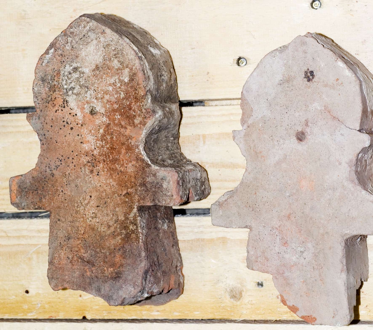 Fem hela formtegel och sex större fragment, rödbrännande lergods.