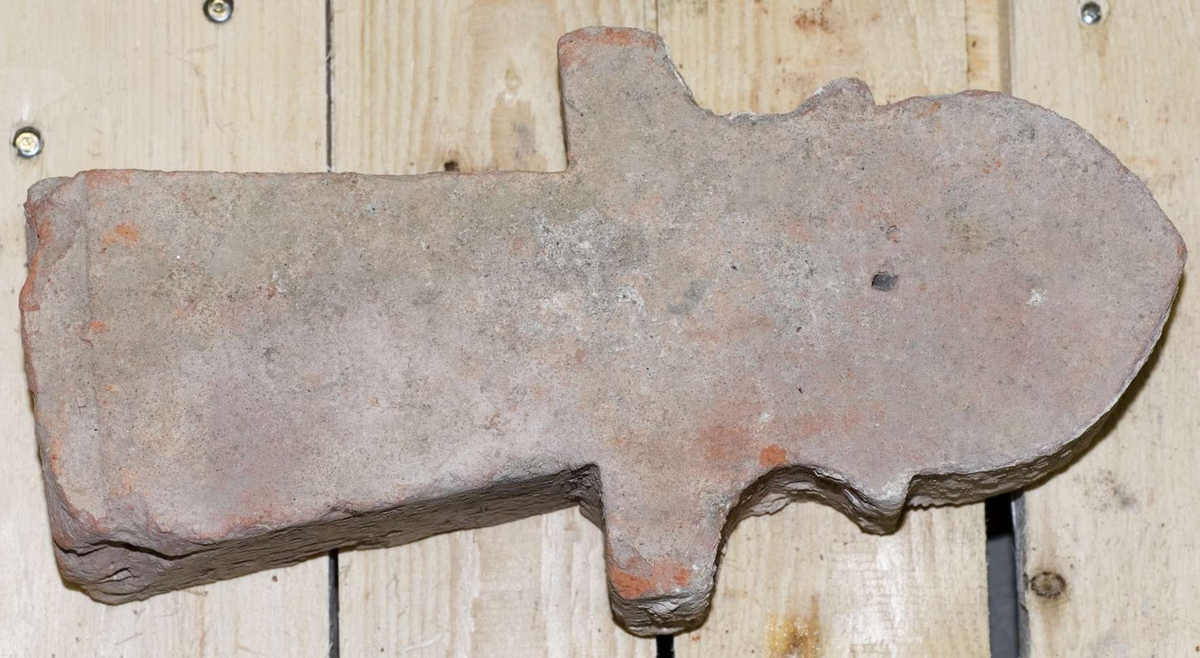 Fem hela formtegel och sex större fragment, rödbrännande lergods.