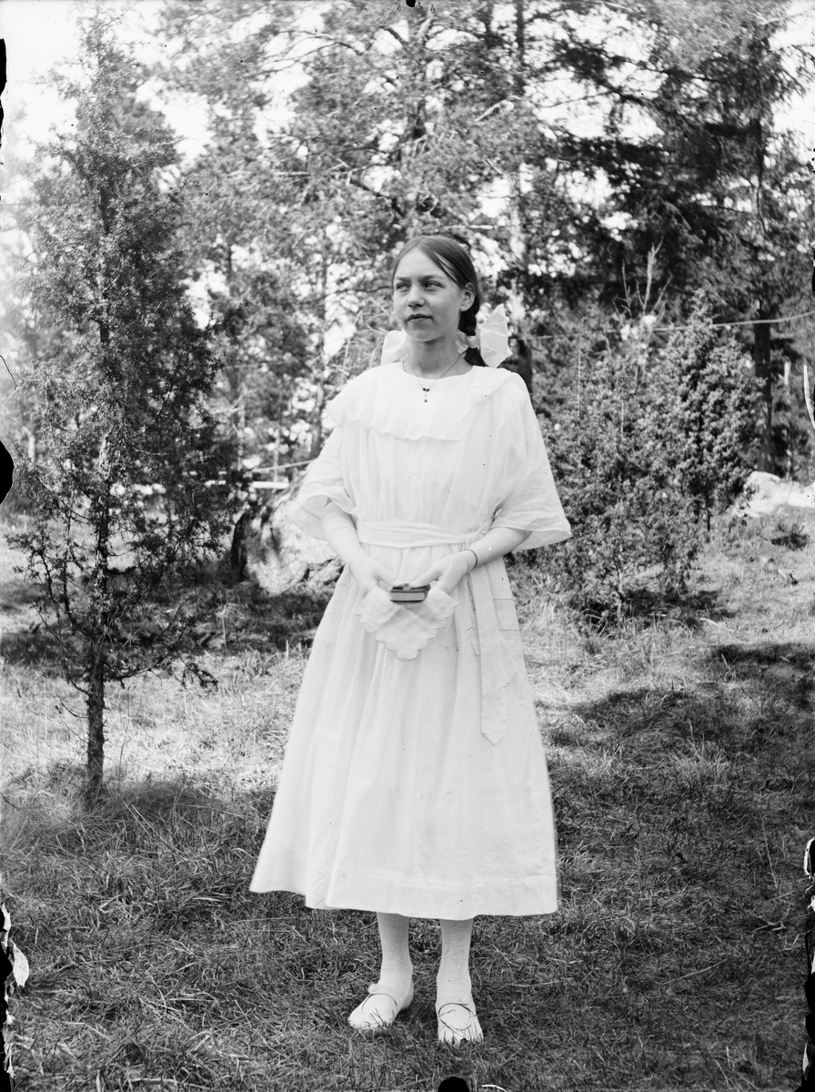 Konfirmand Anna-Lisa Pettersson, sannolikt Almunge socken, Uppland