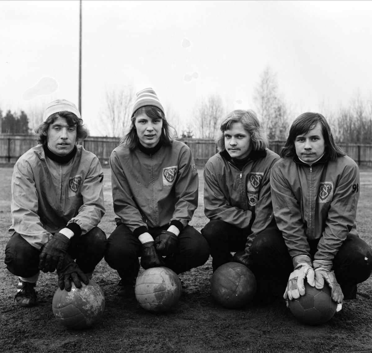 Fotbollsspelarna Bengt-Olov Pettersson, Kenneth Lindberg, Jan Hillgren och Bo Hillgren innan seriestarten i Söderfors GoIF, Söderfors, Uppland 1973