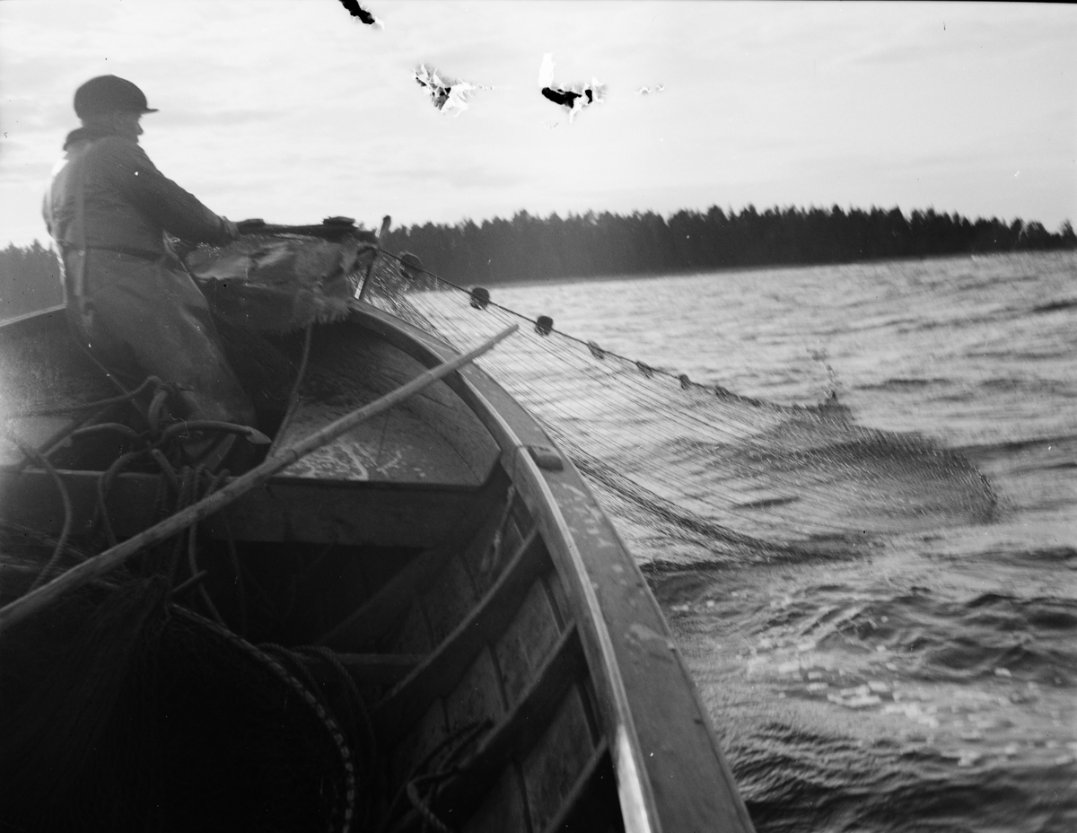 "Fiskeläget Billhamn. Ryssjorna tagas upp efter stormen. Fiskedrängen i fören", Billhamn, Älvkarleby socken, Uppland 1938