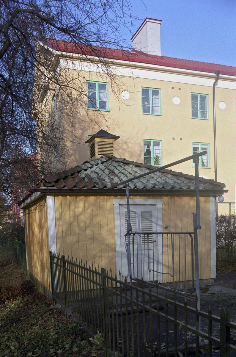Sophus vid flerbostadshus på Ymergatan, kvarteret Öger, Fålhagen, Uppsala 1992