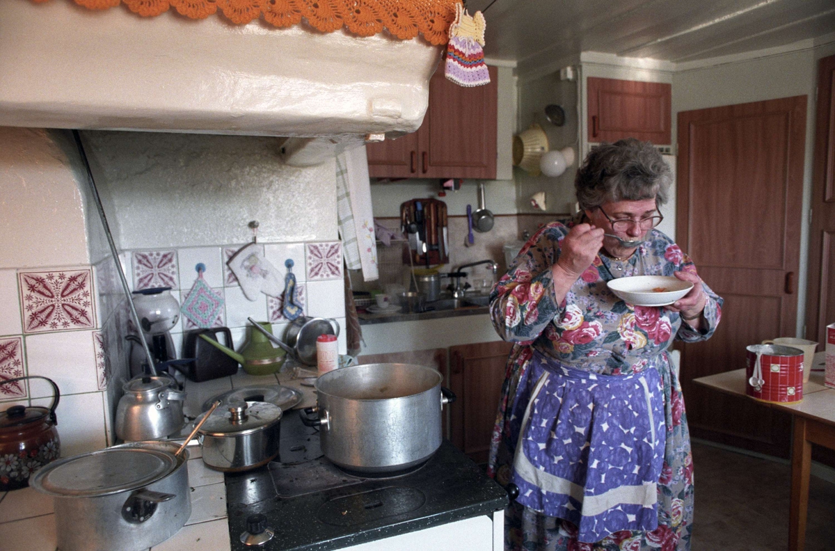 Margit Hagsten smakar på bettvällingen, Byssan, Älvkarleby socken, Uppland 1994