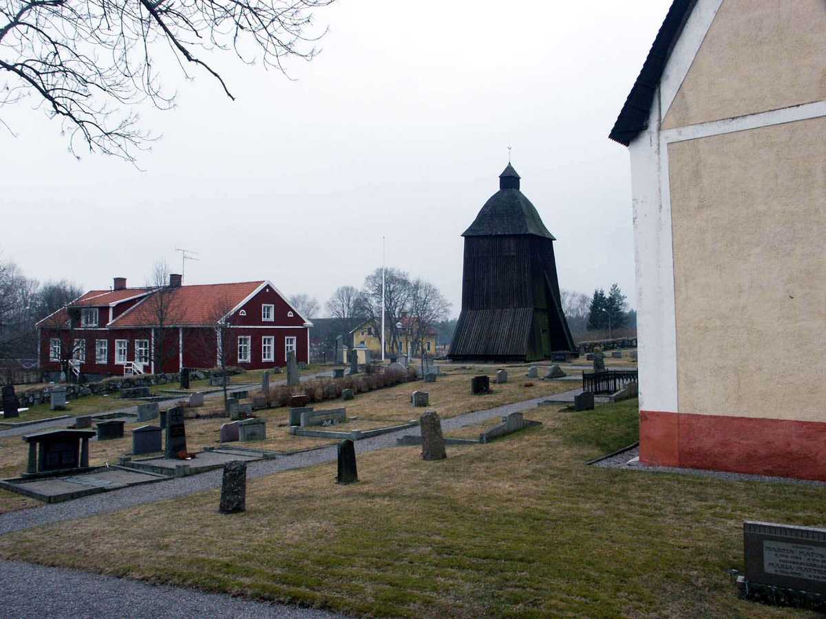 Kyrkogården vid Boglösa kyrka, Boglösa socken, Uppland