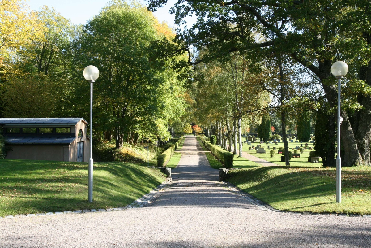 Skutskärs kyrkogård. Till vänster ses gravkapellet. 