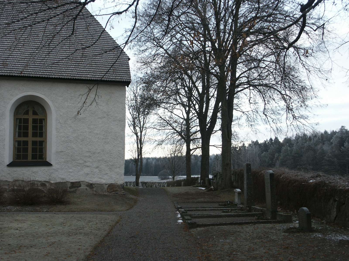 Kyrkogården vid Kulla kyrka, Kulla socken, Uppland december 2002