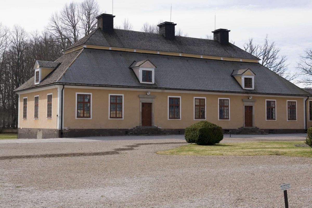 Lövstabruks herrgård, gästrumsflygeln, fasad mot norr. Österlövsta socken, Uppland 2009.