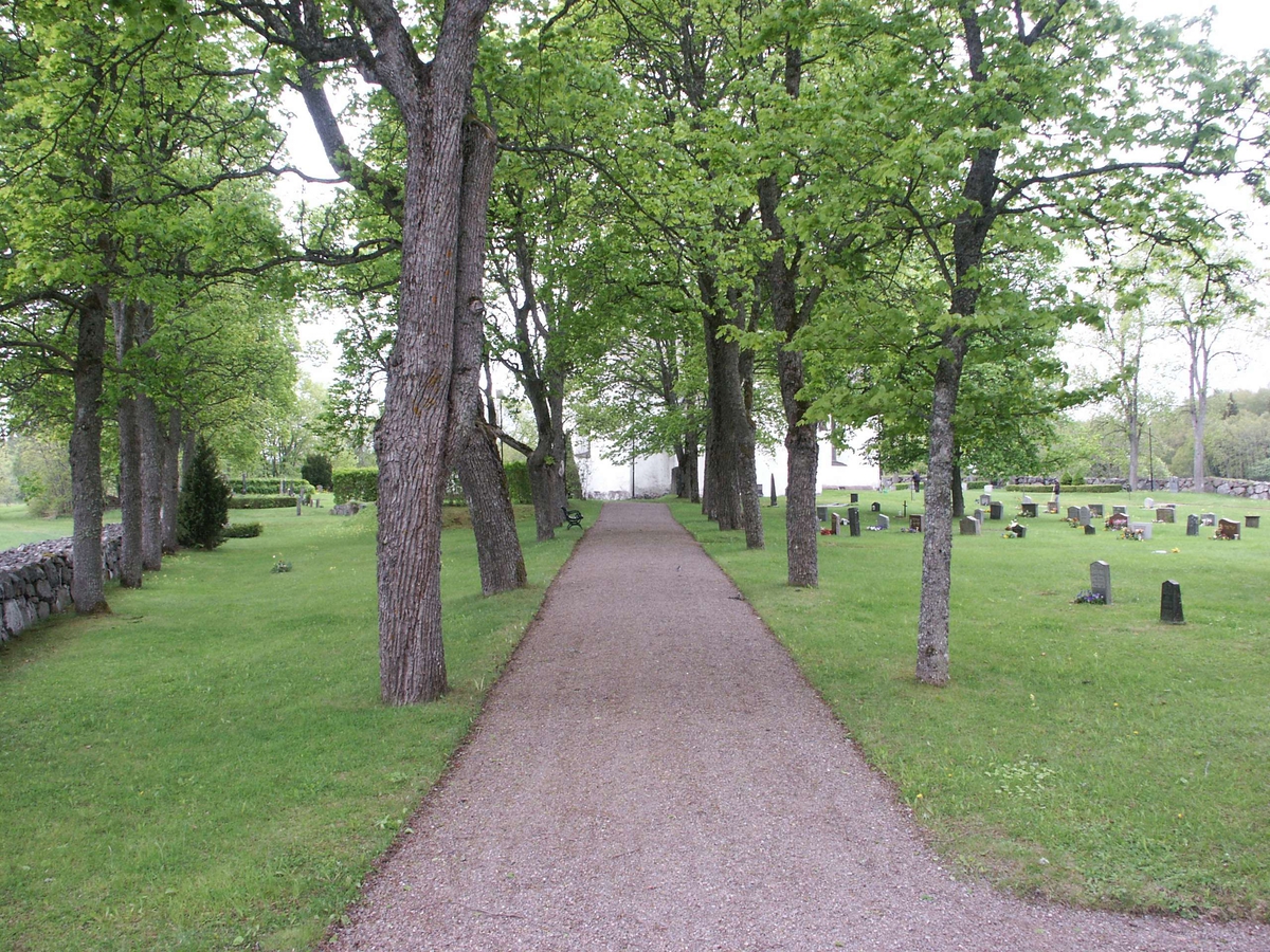 Kyrkogården vid Östuna kyrka, Östuna socken, Uppland 2006