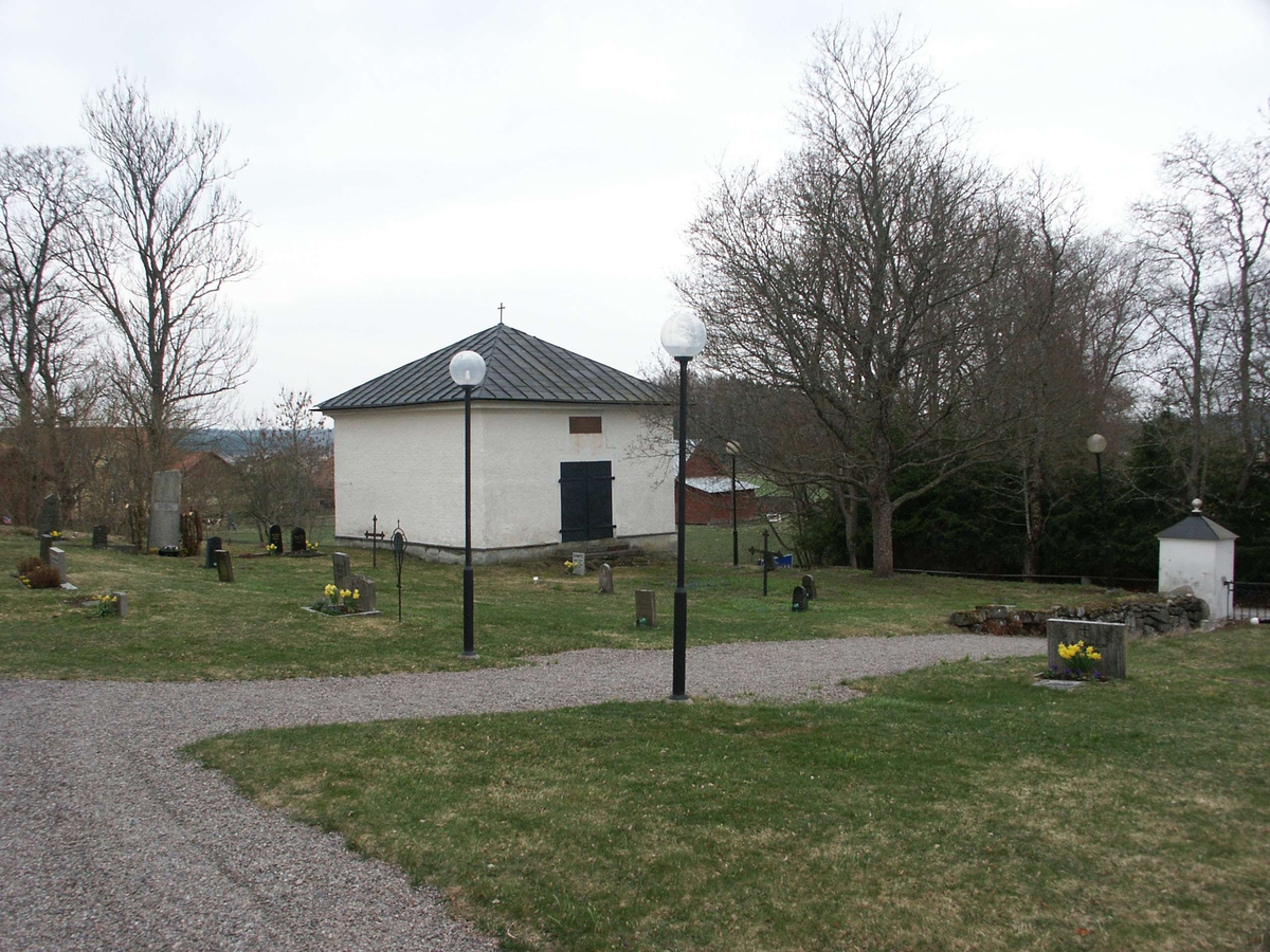 Setonska gravkoret, kyrkogården vid Husby-Sjutolfts kyrka, Uppland 2004  