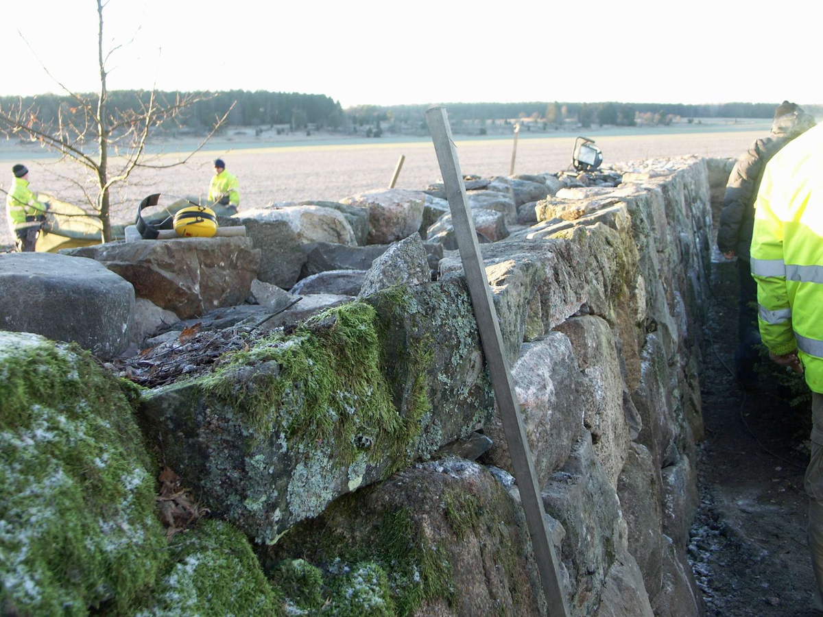 Omläggning av kyrkogårdsmuren vid Biskopskulla kyrka, Uppland 2007