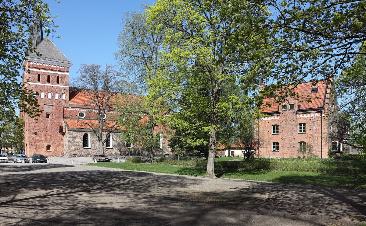 Helga Trefaldighets kyrka och kyrkoherdeboställe, kvarteret Oden, Uppsala 2010