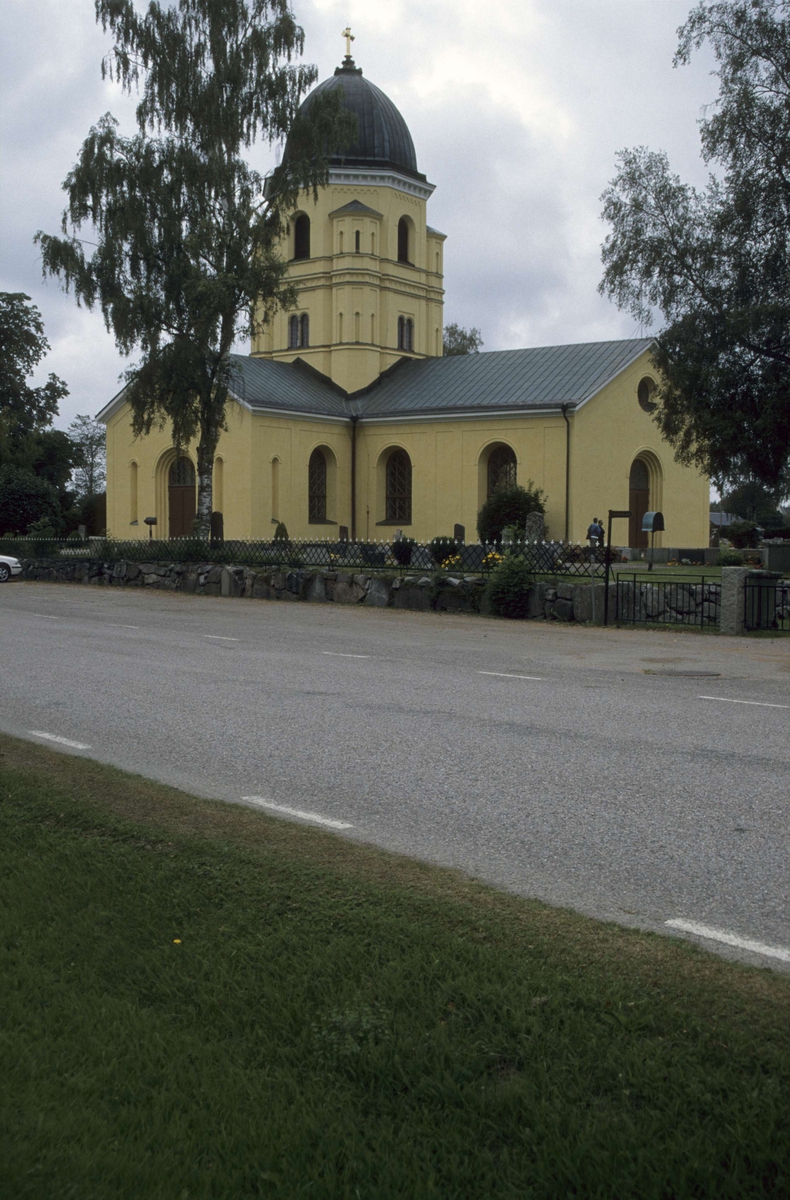 Hållnäs kyrka, Edvalla, Hållnäs socken, Uppland 2000