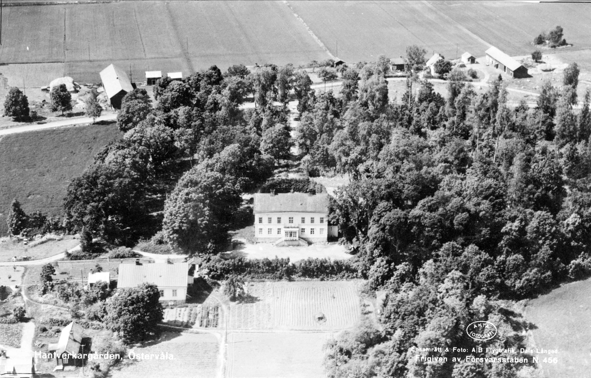 Flygfoto över Hantverkargården, Lindsbro herrgård, Östervåla socken, Uppland 1952