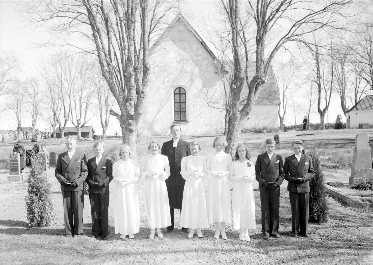 Konfirmander och präst vid Vidbo kyrka, Vidbo socken, Uppland april 1940