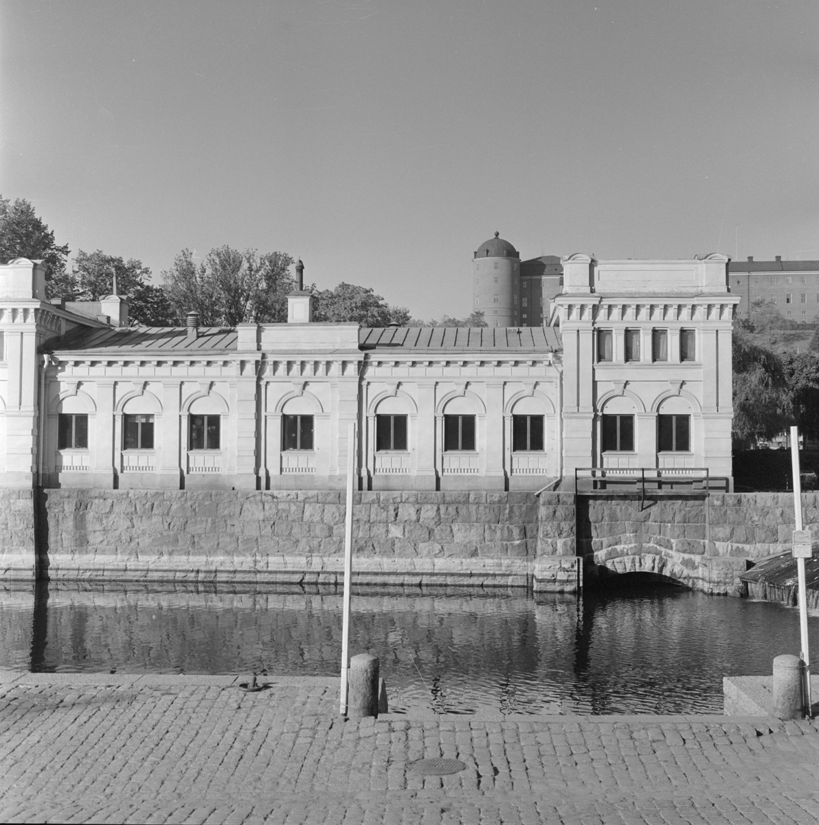 Pumphuset vid Islandsbron med Uppsala slott i bakgrunden, stadsdelen Fjärdingen, Uppsala