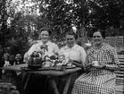 Svägerskorna Nora, Maja och Berta Ärnström vid kaffebordet, Hållnäs socken, Uppland