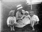 Nora Ärnström, sannolikt med barnen Kalle, Inga-Britt och Rolf