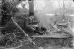 Josef Ärnström har matrast i skogen, Kattuvuoma, Kiruna, Lappland