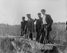 Sannolikt bröderna Albert och Josef Ärnström med flera på fågeljakt