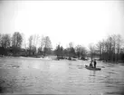 Två män i roddbåt på Tämnarån i Västland, Västlands socken, Uppland maj 1918