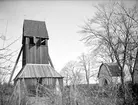 Klockstapel och stiglucka vid Härkeberga kyrka, Härkeberga socken, Uppland 1915