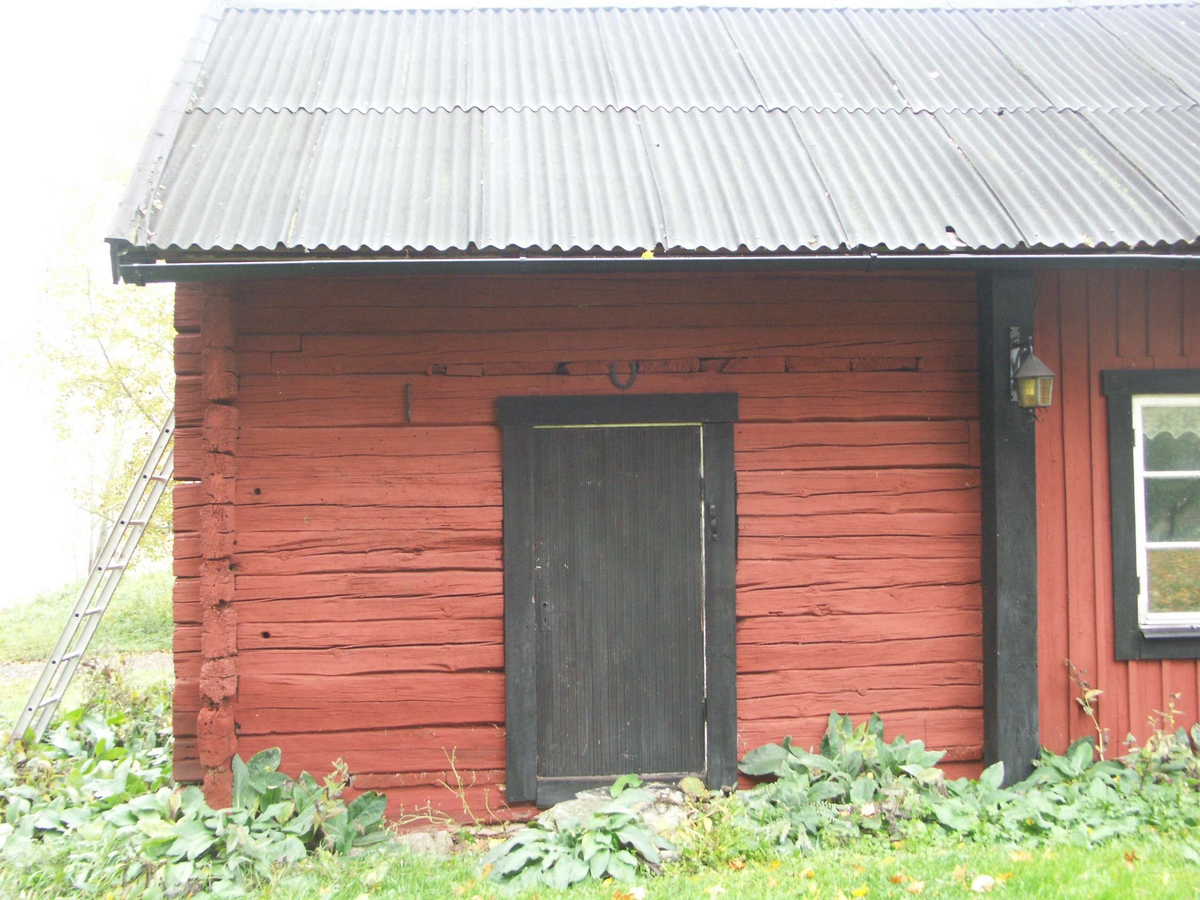 Dubbelbod. På gården finns ytterligare en äldre bod, troligen 1700-tal, samt ladugård från första halvan av 1900-talet, tillbyggd med modern stalldel.