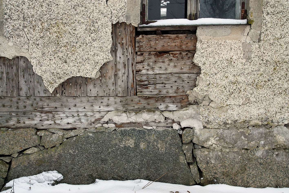 Manbyggnad på Långtora-Vallby (fd Vallby 1:2). Bild 1 exteriör från nordost, bild 2 exteriör från syd, bild 3 vindsvåning, bild 4 hörnjärn för restimmer, bild 5 blottlagd stomme