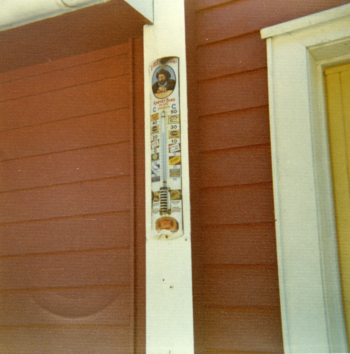 Termometer fra Tiedemann på fasade.