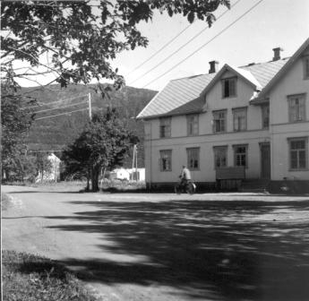 Peder Tønders hotell Nesna. Seinere kalt Normannhuset. Bygd i 1916 av Peder Tønder som dreiv forretning der inntil han gikk konkurs. Tyskerne bodde der under krigen. Normann kom til Nesna under krigen. Han bodde først hos klokker Johansen. Normann døde i februar 1994.  