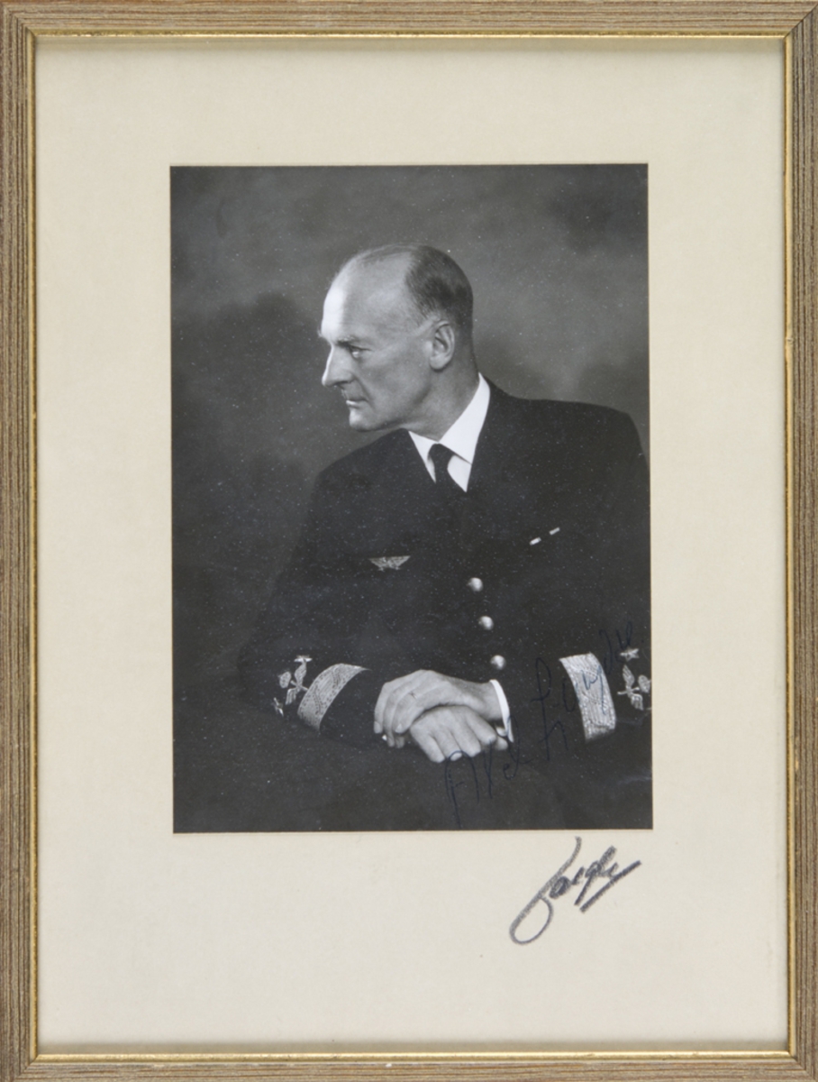 Tavla inramat fotografi med Axel Ljungdahl till Kapten Jan Andersson F8 Barkaby. På baksidan av tavlan finns ett tackbrev ifrån dåvarande chefen för flygvapnet Axel Ljungdahl daterat Stockholm den 23 juni 1960