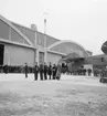 Soldater uppställda för brandövning vid hangar på F 2 Roslagens flygflottilj.