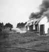 Brandövning, eldsläckning på F 2 Roslagens flygflottilj. Vattensläckning av uthus.