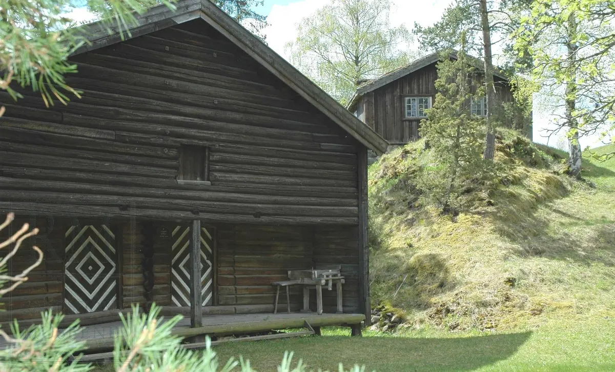 Stabburet, som er fra 1800-tallet, er et typisk "storgardsstabbur" for Hadeland. Det er laftet i to etasjer og har teglsteinstak. Fra en åpen sval fører to dører inn til hvert sitt rom i 1.etasje. I nyere tid er denne svalen ofte blitt bygget inn på gardene på Hadeland. I svalen står en håndkvern til å male salt på og en slipestein.

Gulvet i 1. etasje består av runde stokker. Både stabbene som huset står på og gulvet i 1. etasje skal hindre mus å komme inn samtidig som det er luftsirkulasjon for at spekematen skulle bli bra. I tillegg til spekemat ble korn, mjøl, flatbrød, flesk og pølser oppbevart her. En innvendig trapp fører opp til en åpen 2.etasje.
