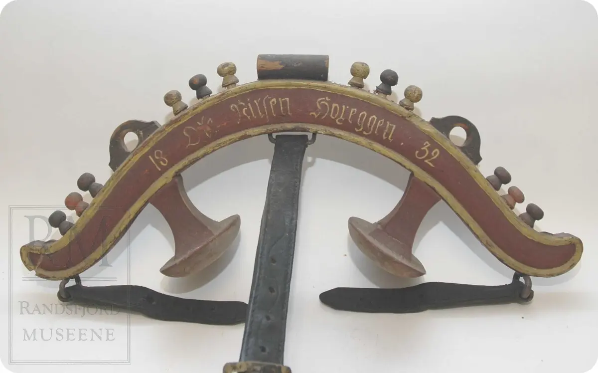 To deler: Høvre med halereim og bogtre med selepinner