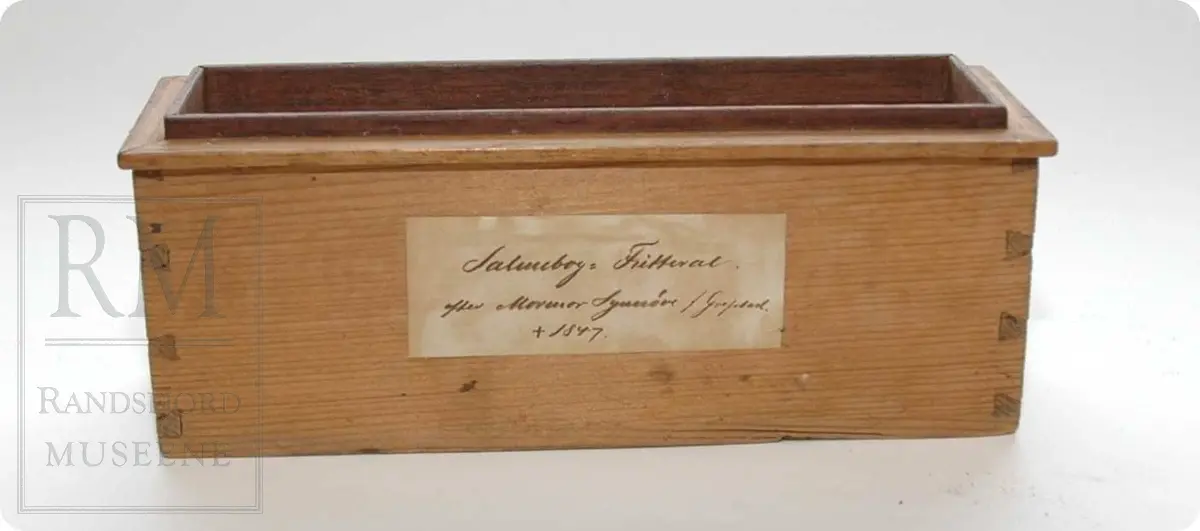Salmeboken er rikt dekorert på omslaget, preget på læret. Hjerte med salmevers, fakkel, blomsterranke, vinger: alle religiøse symboler.